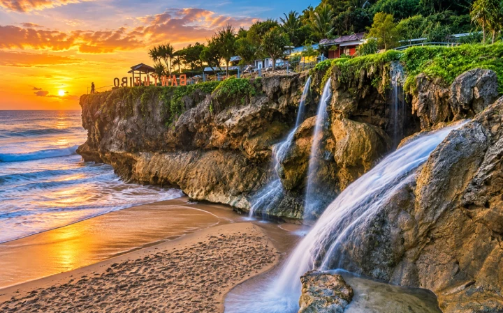 Pantai Banyu Tibo Pacitan